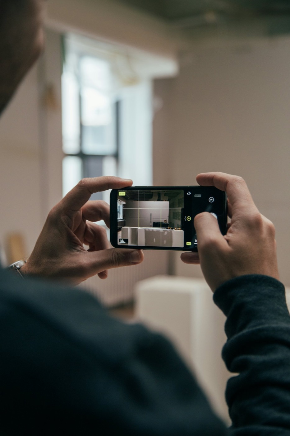 Person som filmar innehåll med mobilen